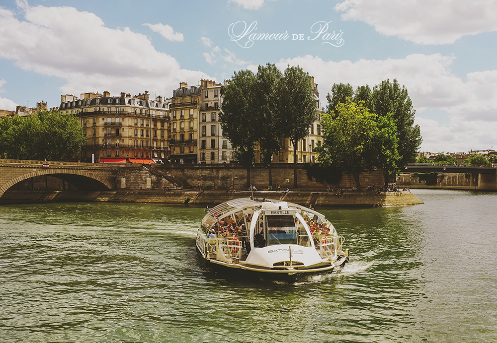 house boats on the seine river in paris